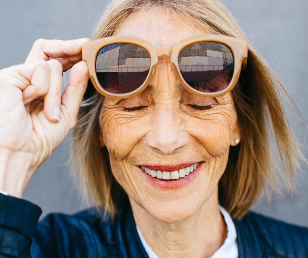 Femme sénior heureuse et souriante